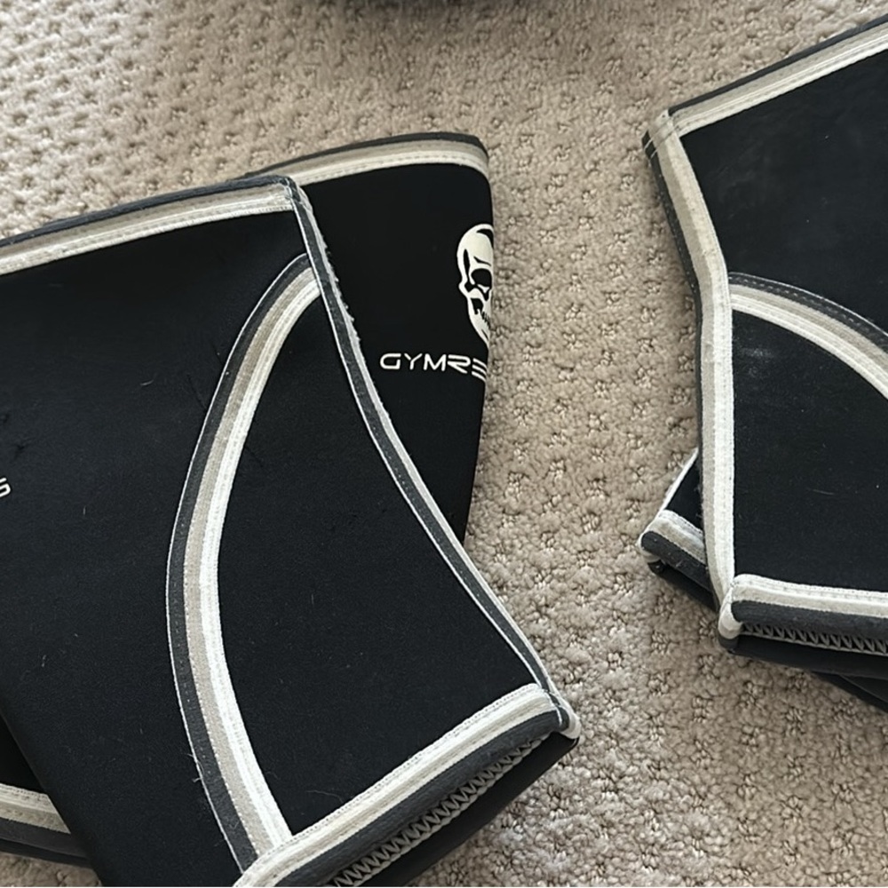 Women’s weight lifting belt and sleeves